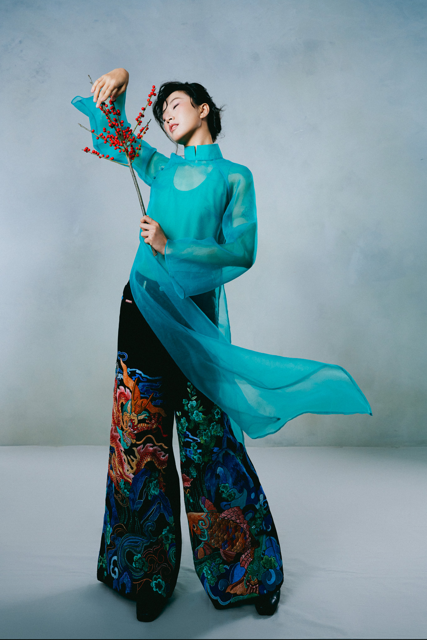 Quần jean thêu hoa Chu Gallery 