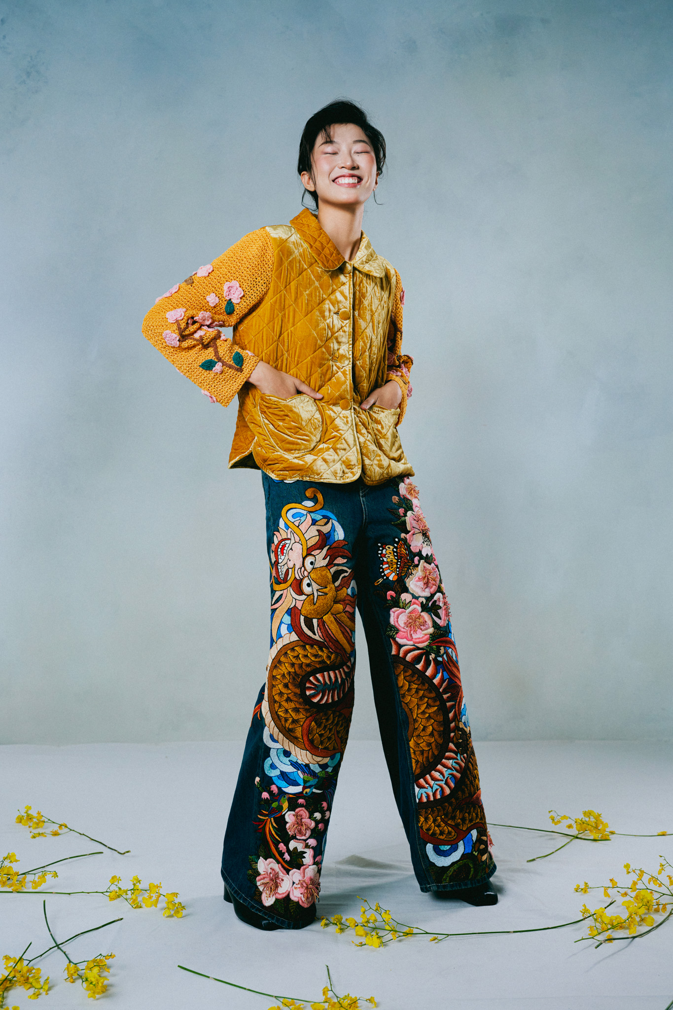 Quần jean thêu rồng vàng