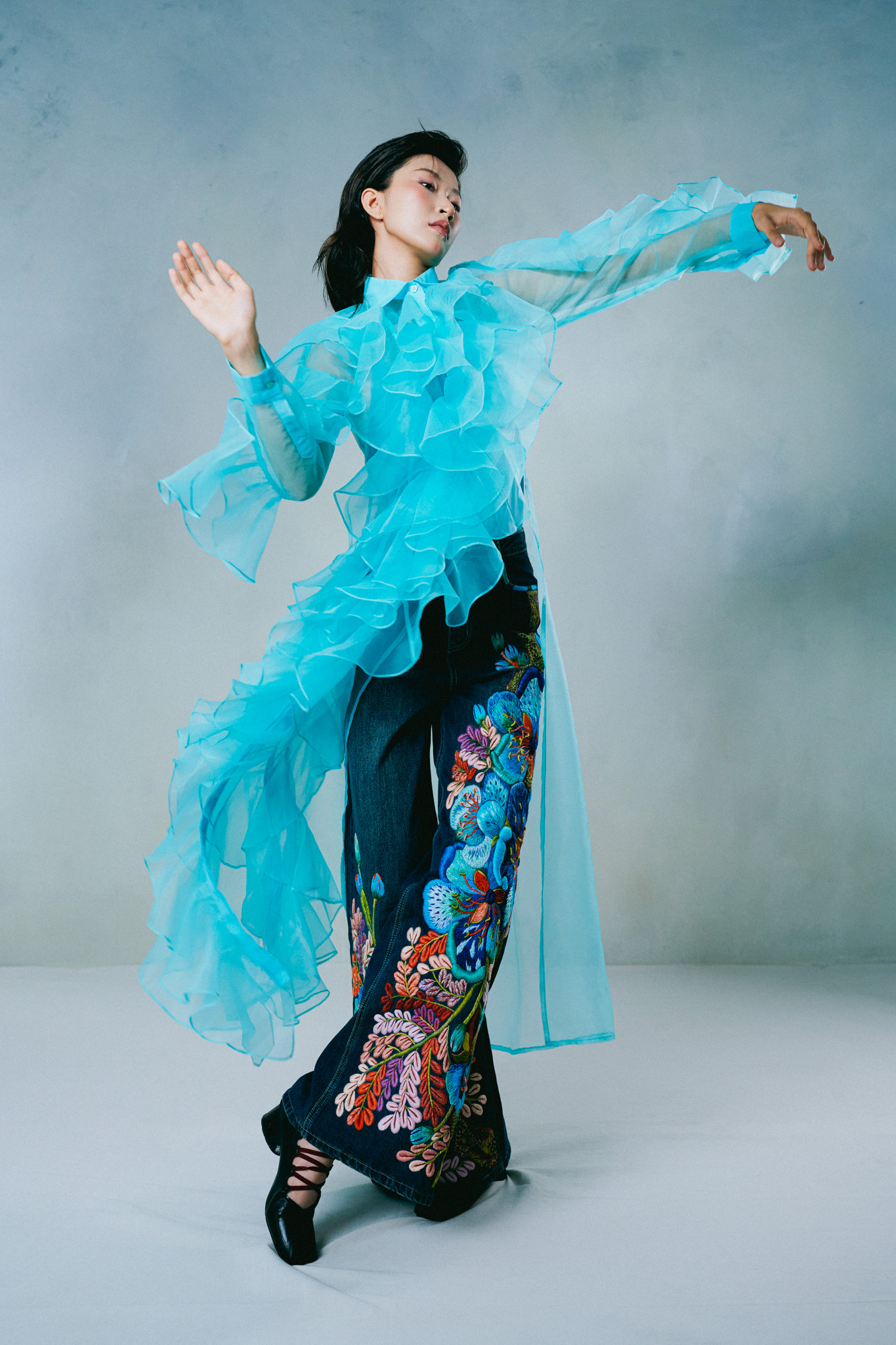 Chu Gallery quần jean phối áo voan xanh