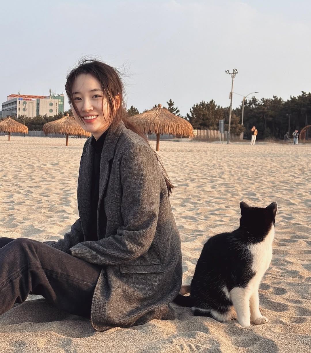 Won Ji An diện trench coat oversized