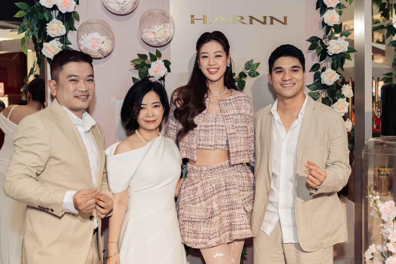 CEO Harnn Việt Nam chụp hình với khách mời tại sự kiện