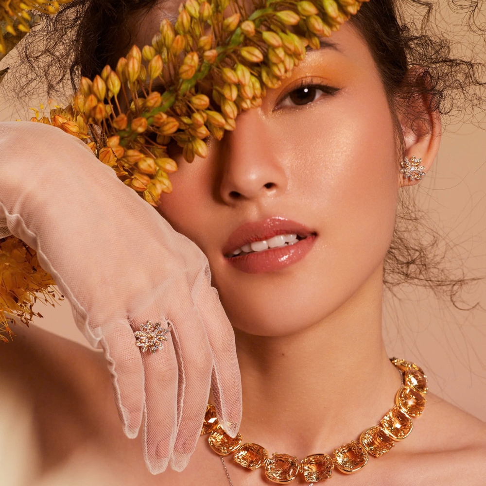 Nguyễn Minh Hà mặc đầm cô dâu và đeo trang sức vàng