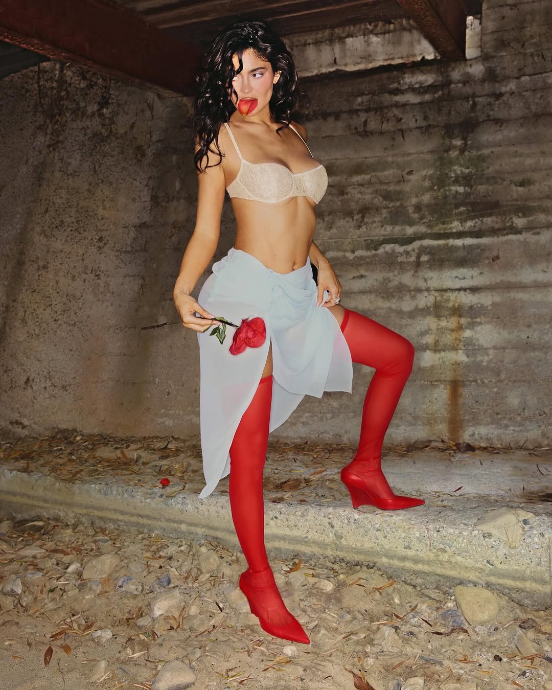 kyliejenner diện giày cao gót đỏ