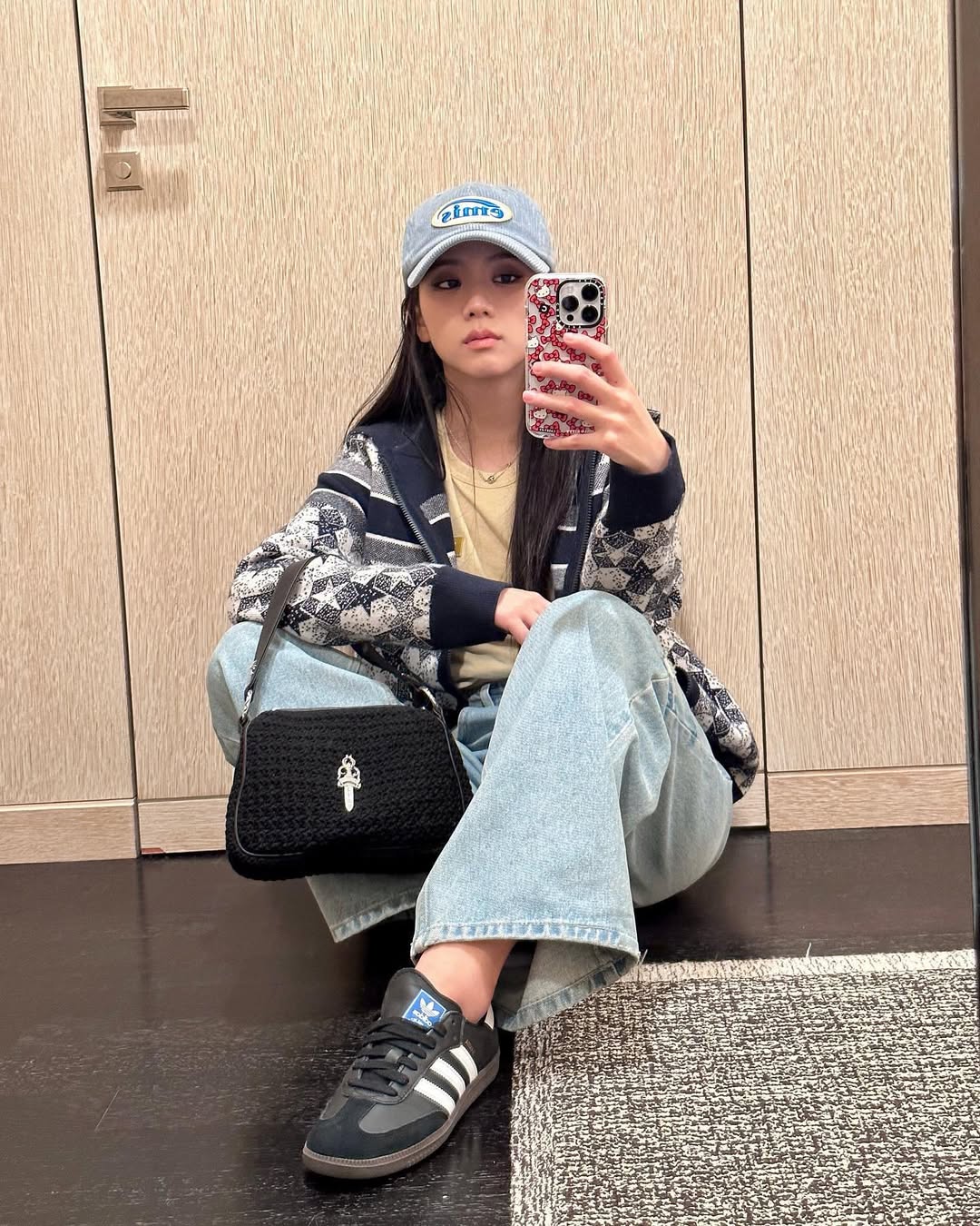 jisoo diện giày adidas đế mỏng