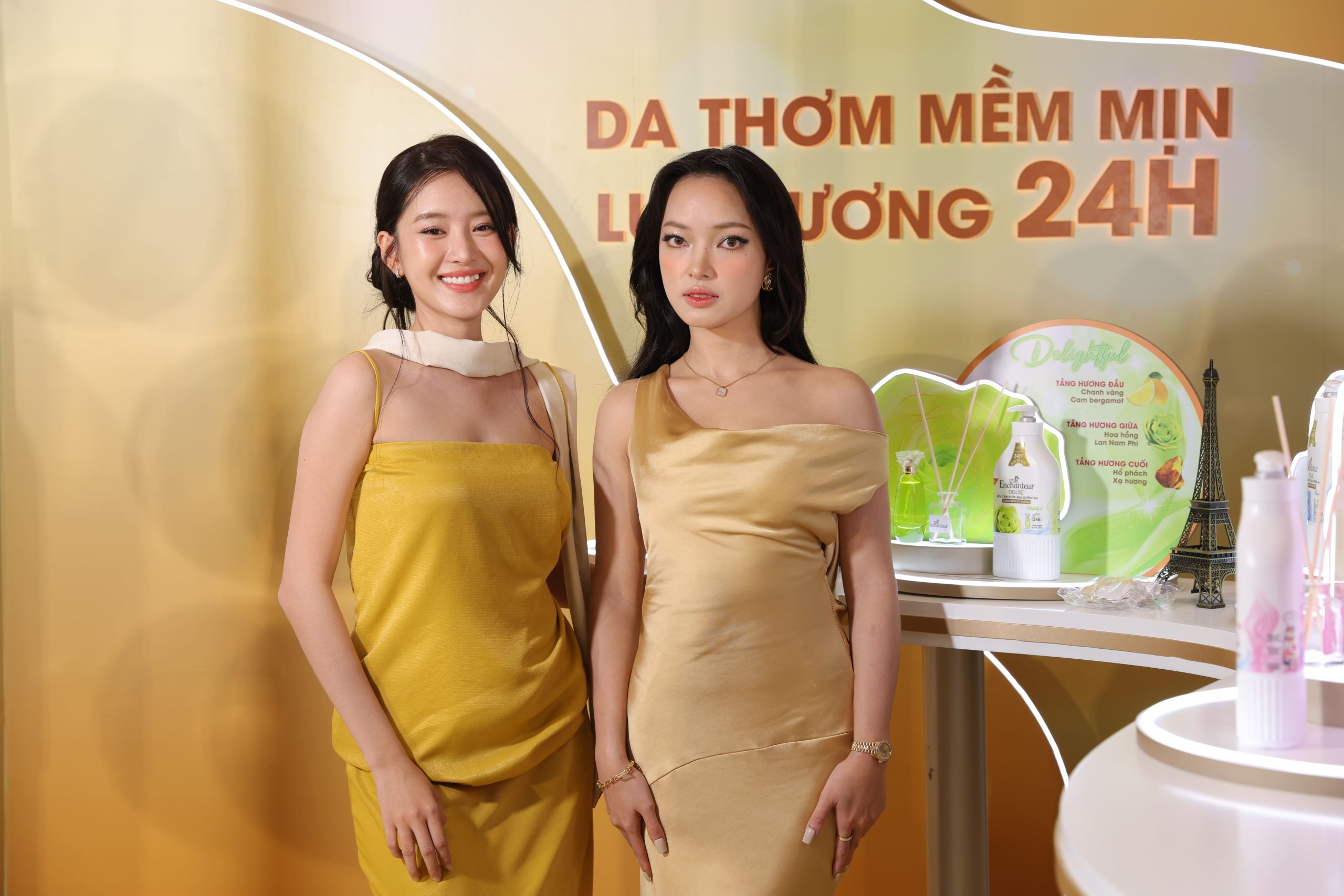 Châu Bùi chụp ảnh cùng Người mẫu Trâm Ngô tại talkshow làm đẹp