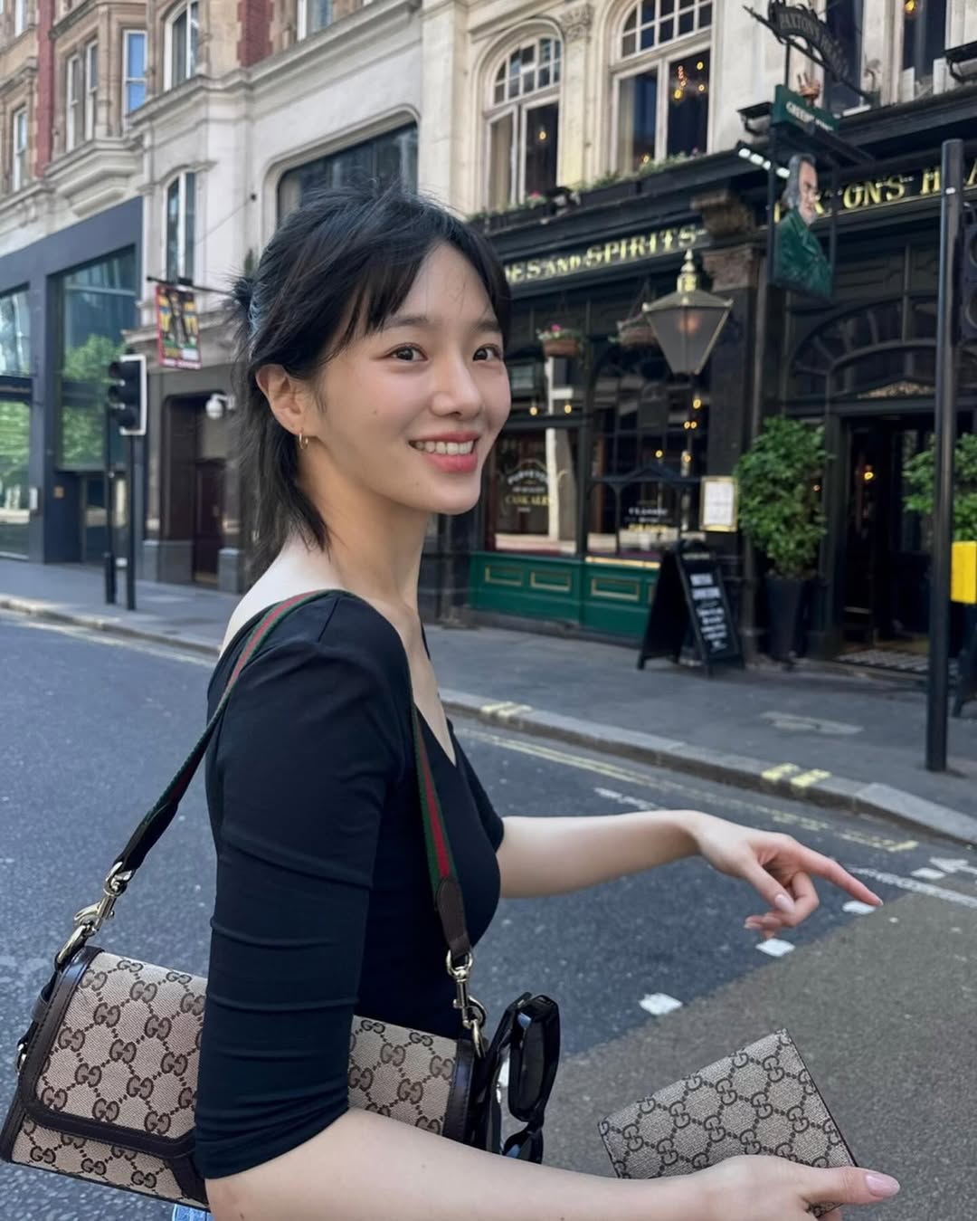park gyu young diện túi gucci 