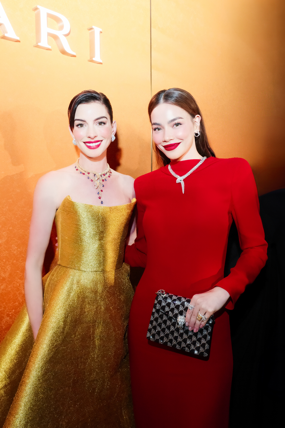 Hồ Ngọc Hà bên cạnh Đại sứ Thương hiệu Bvlgari Toàn cầu - Anne Hathaway