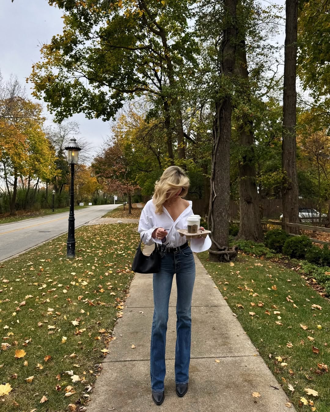 áo sơ mi và quần jeans suông 