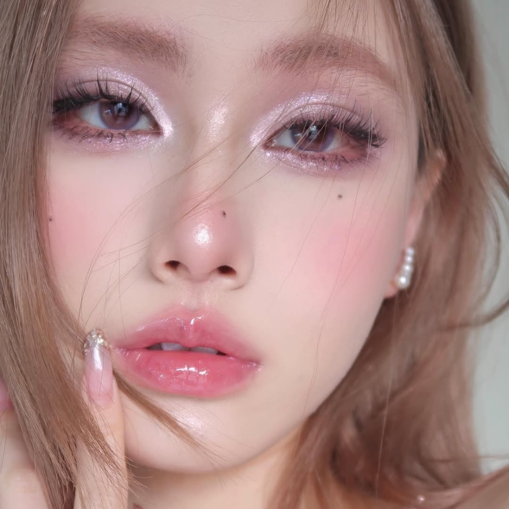 cô gái trang điểm theo venus cung song ngư với nhũ mắt và son tông hồng đào