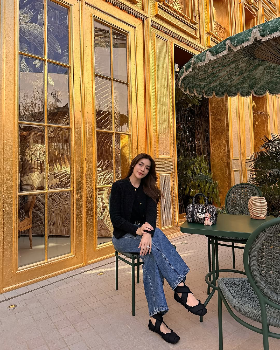 giày ballet và quần jeans công sở