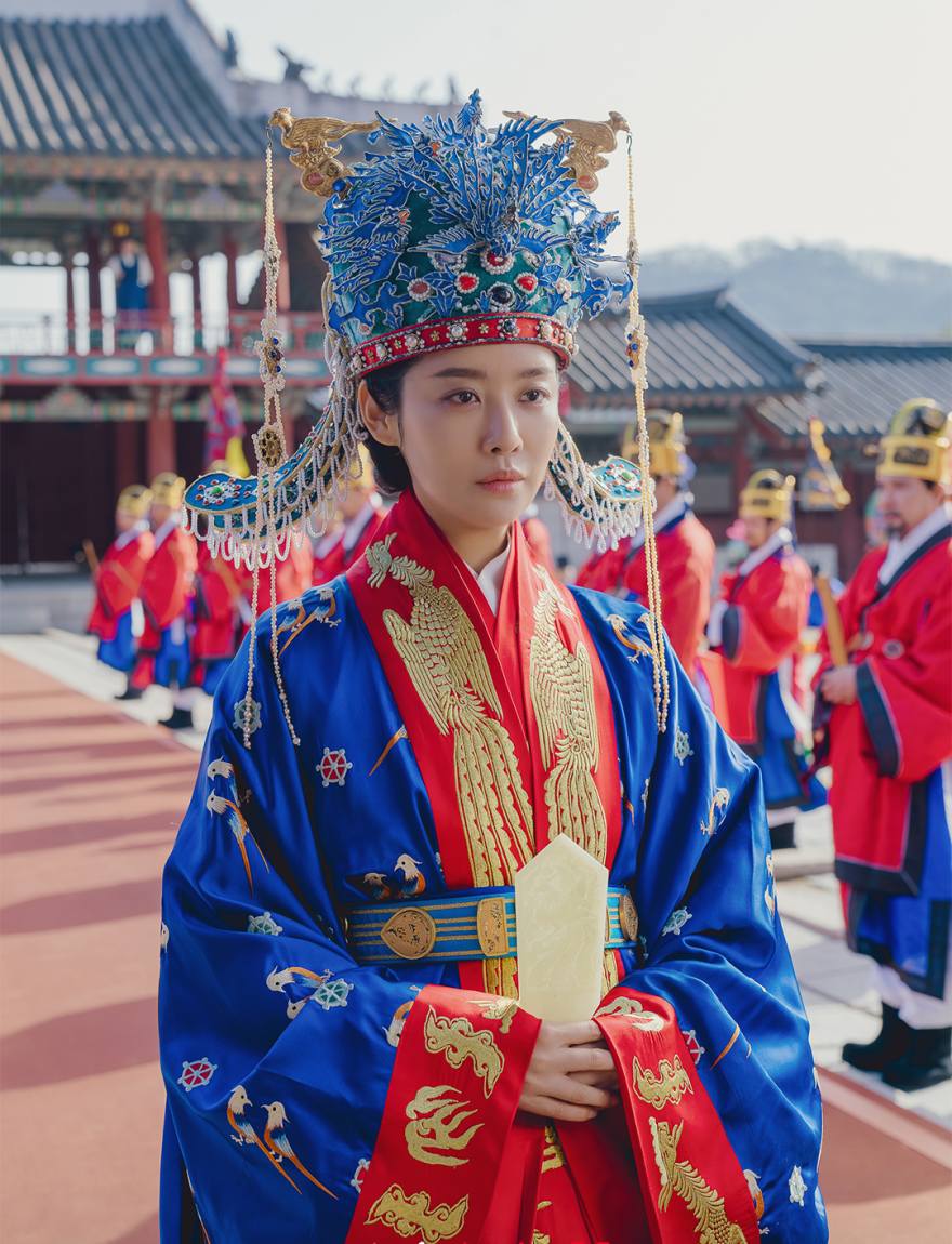 cha joo young trong phim the queen who crowns