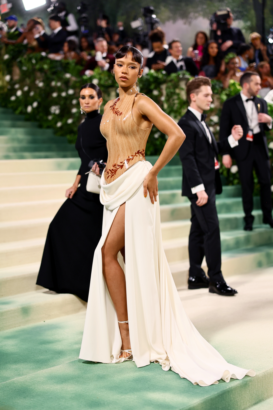 Taylor Russell thời trang Met Gala
