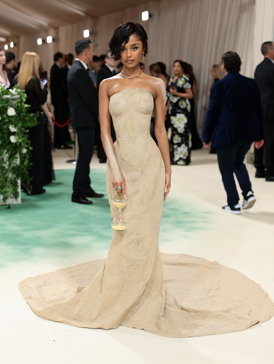  Tyla thiết kế thời trang đồng hồ cát đến từ Balmain
