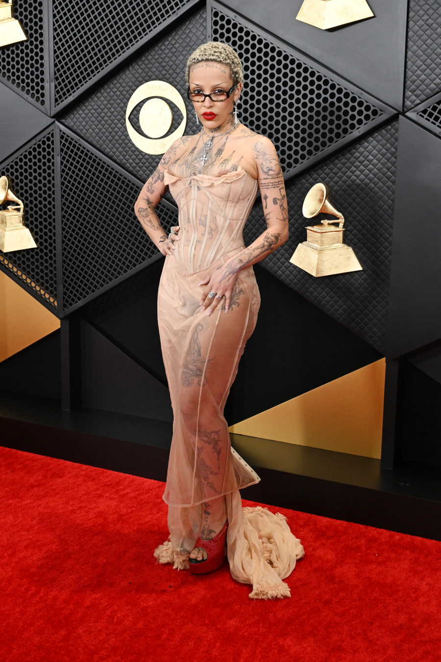 Doja Cat diện thời trang Gothic tại Grammy

