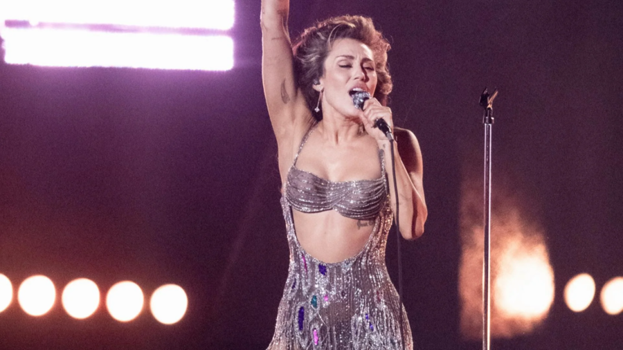 Miley Cyrus diện thiết kế thời trang Bob Mackie