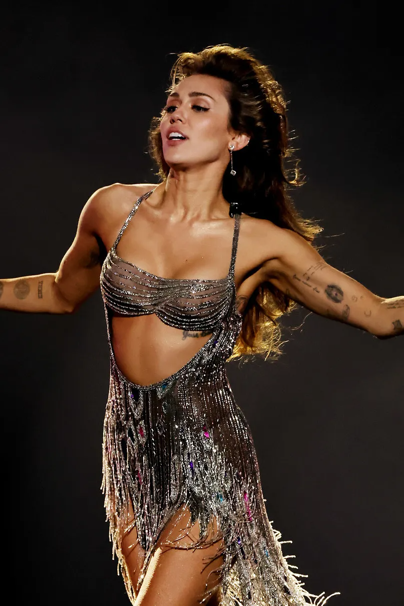 Thời trang Miley Cyrus hoang dã trong thiết kế Bob Mackie