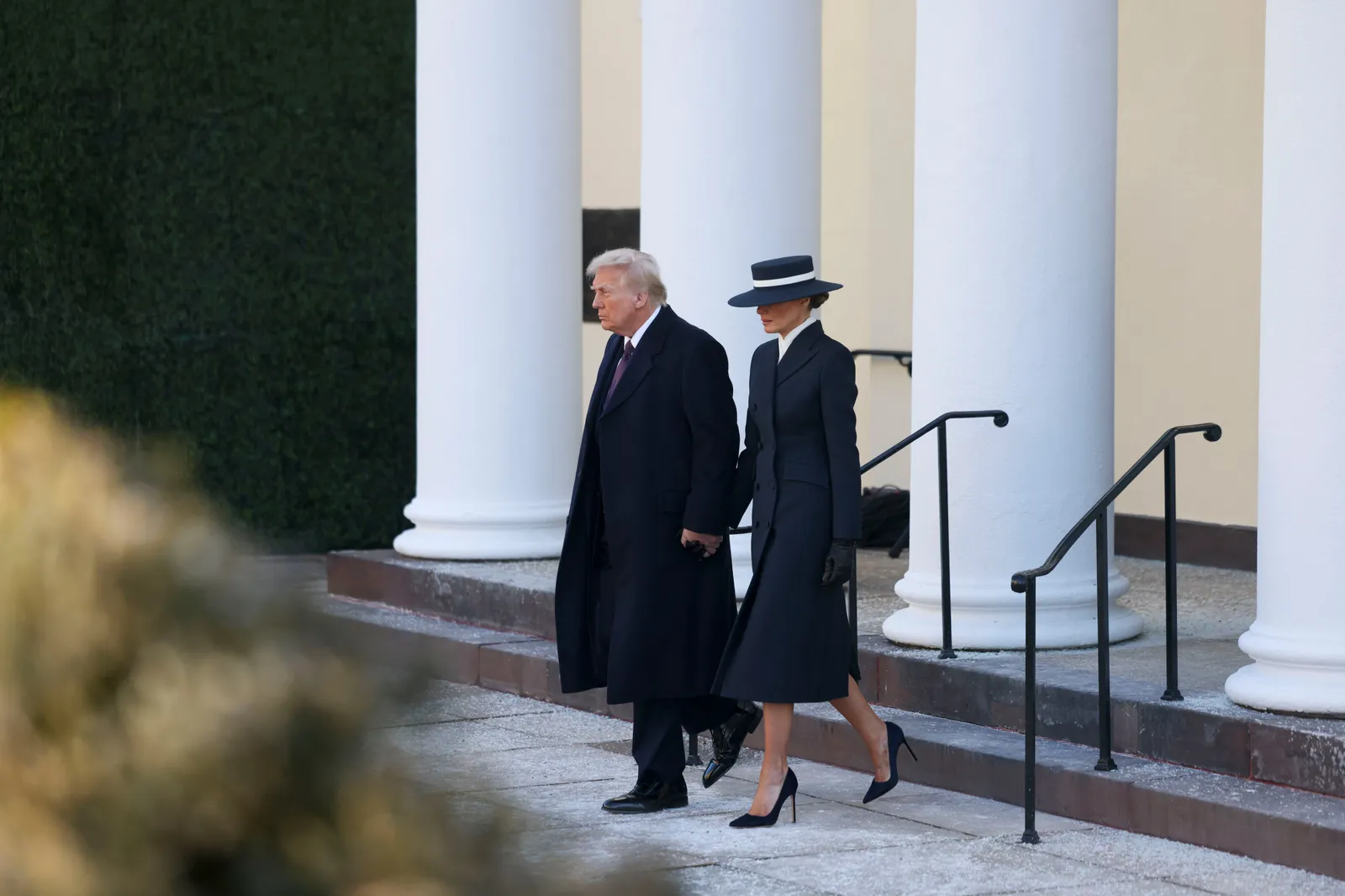 Melania Trump diện trench coat dài