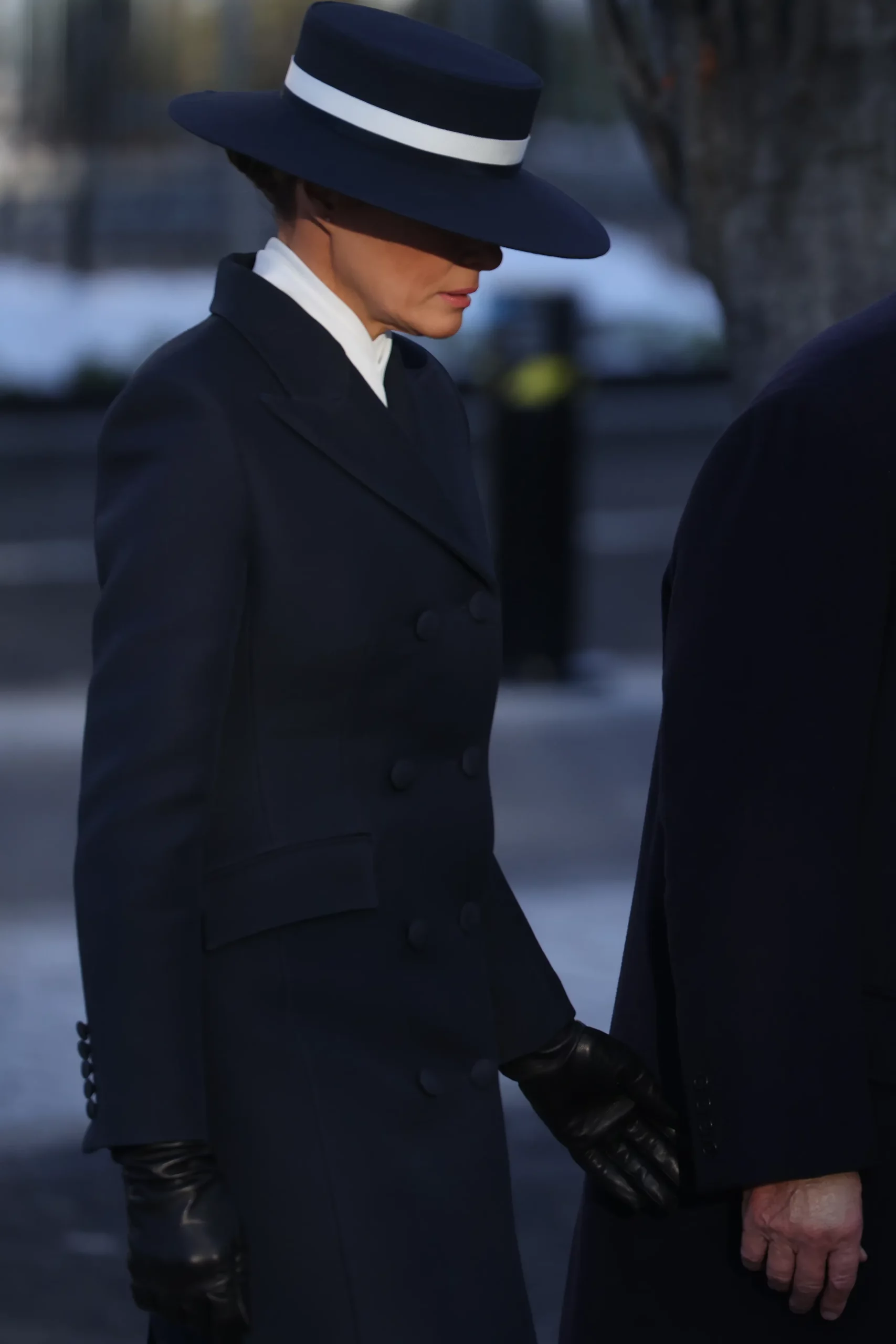 Melania Trump diện trench coat đen 