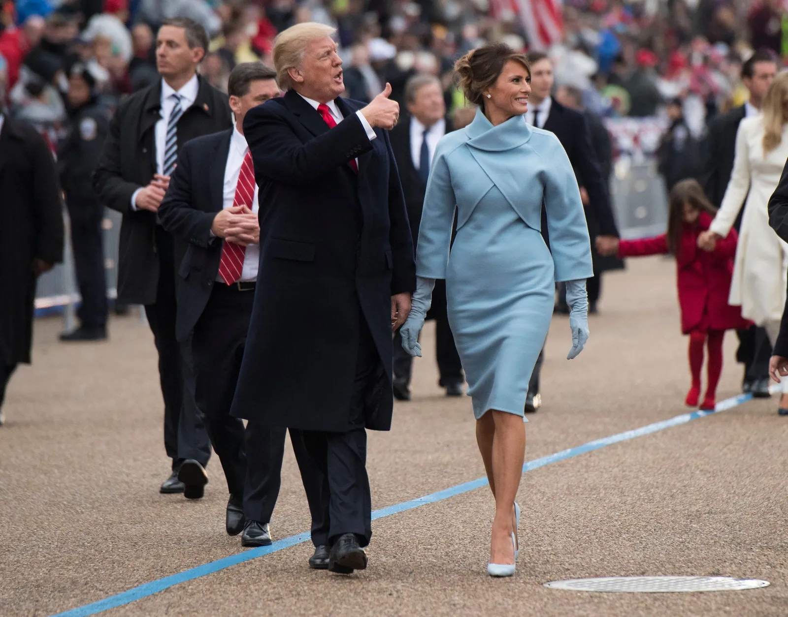 Bản phối đầm xanh dương nhạt của Melania Trump