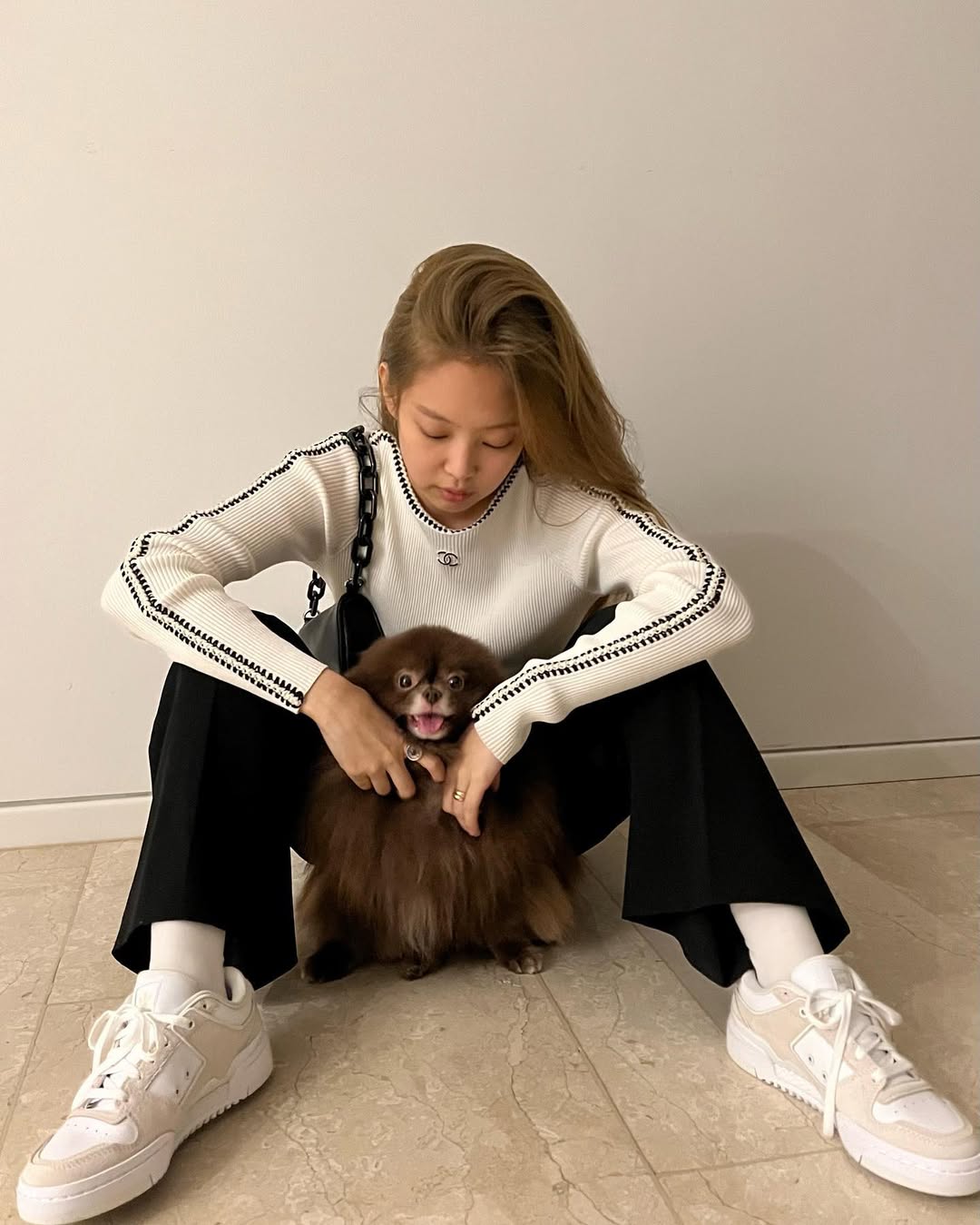 jennie diện quần tây và áo thun dài tay