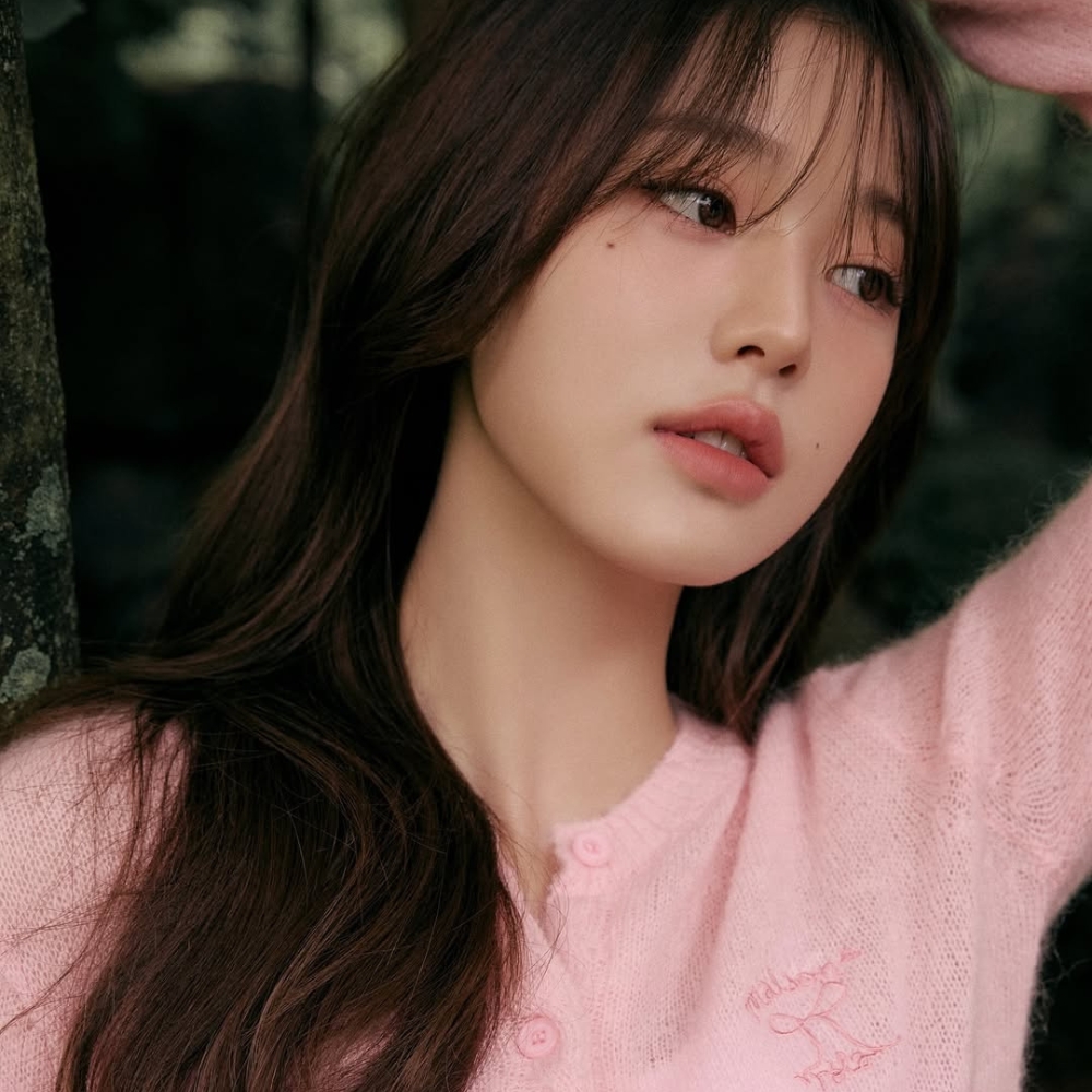 Jang Won Young trang điểm tone hồng đất và tạo kiểu tóc mái thưa