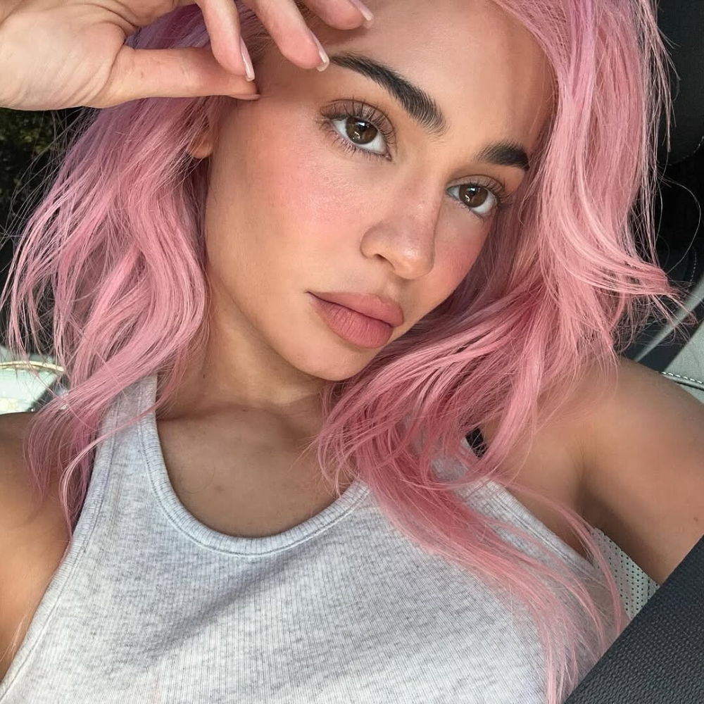 Kylie Jenner với mái tóc hồng