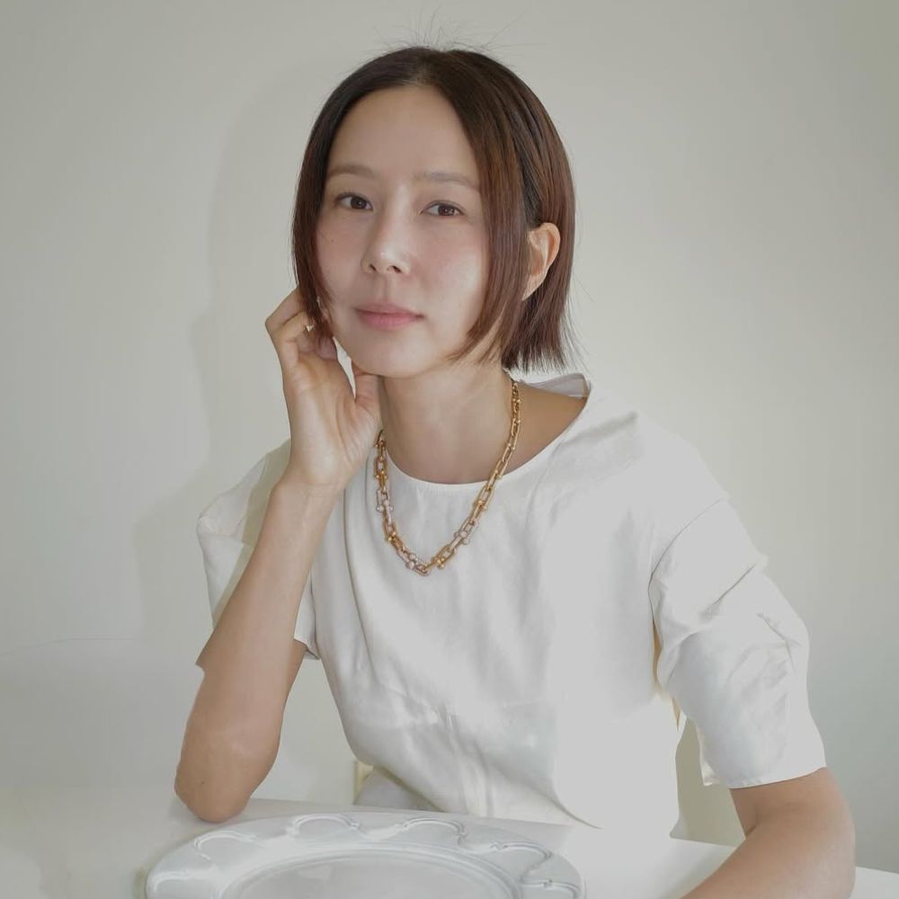 Kim Na-young makeup tiên nữ với tông màu lạnh và phấn bắt sáng ánh xanh theo phong cách Hàn Quốc