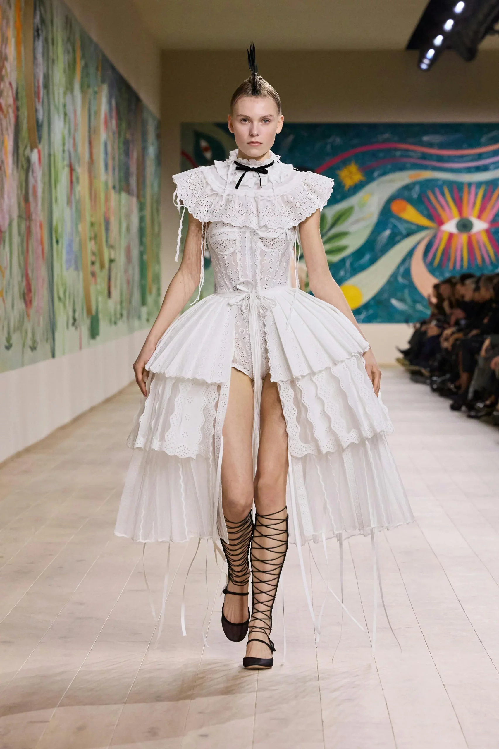 váy cổ cánh kết hợp váy xoè tua rua Dior