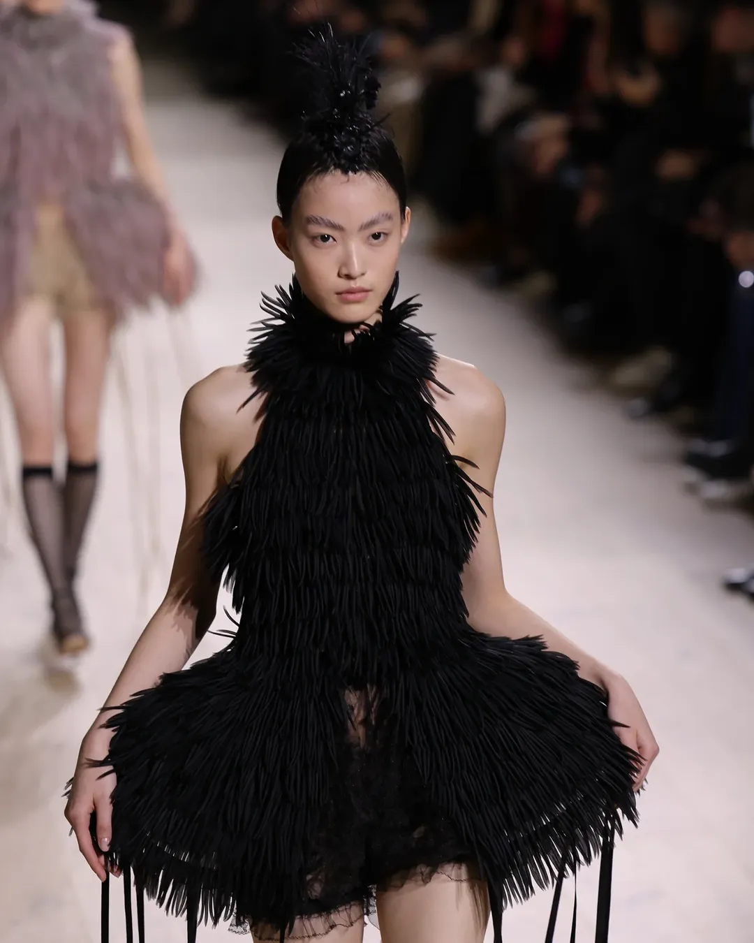 váy cổ yếm đính lông vũ Dior