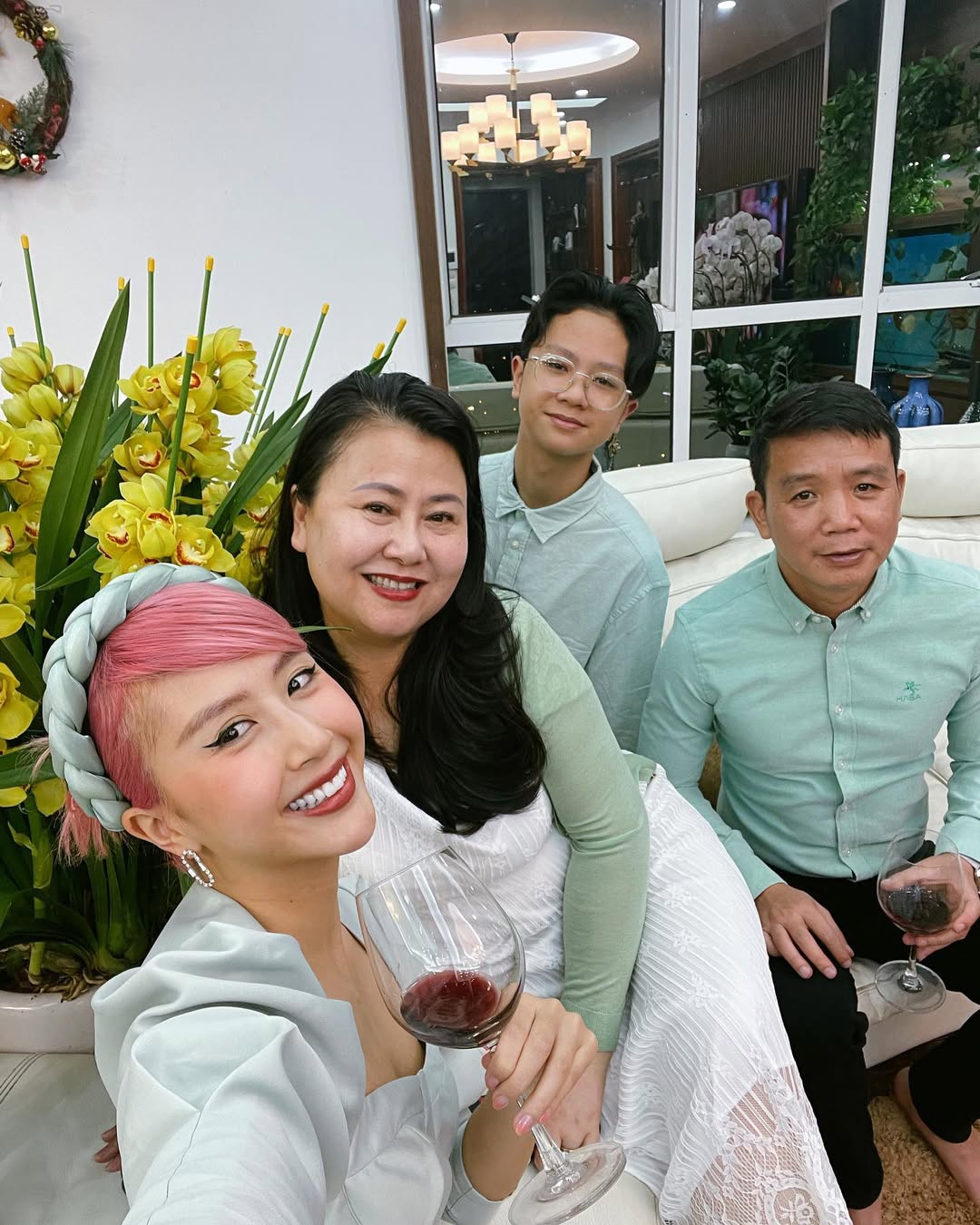 trang phục Tết 2021 gia đình quỳnh anh shyn