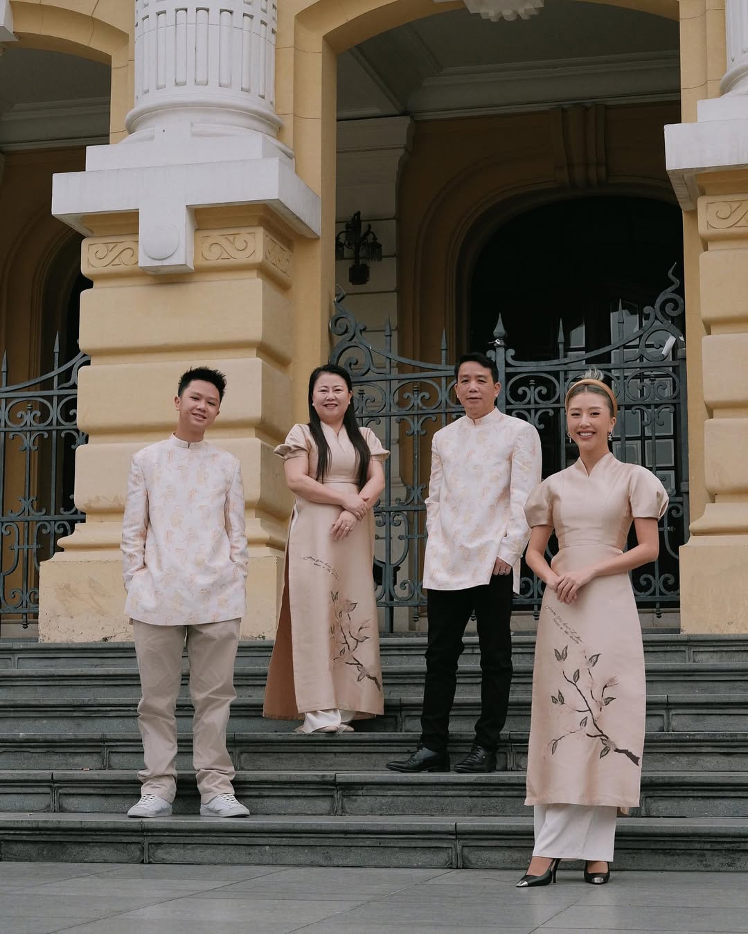 trang phục Tết Nhâm Dần gia đình quỳnh anh shyn