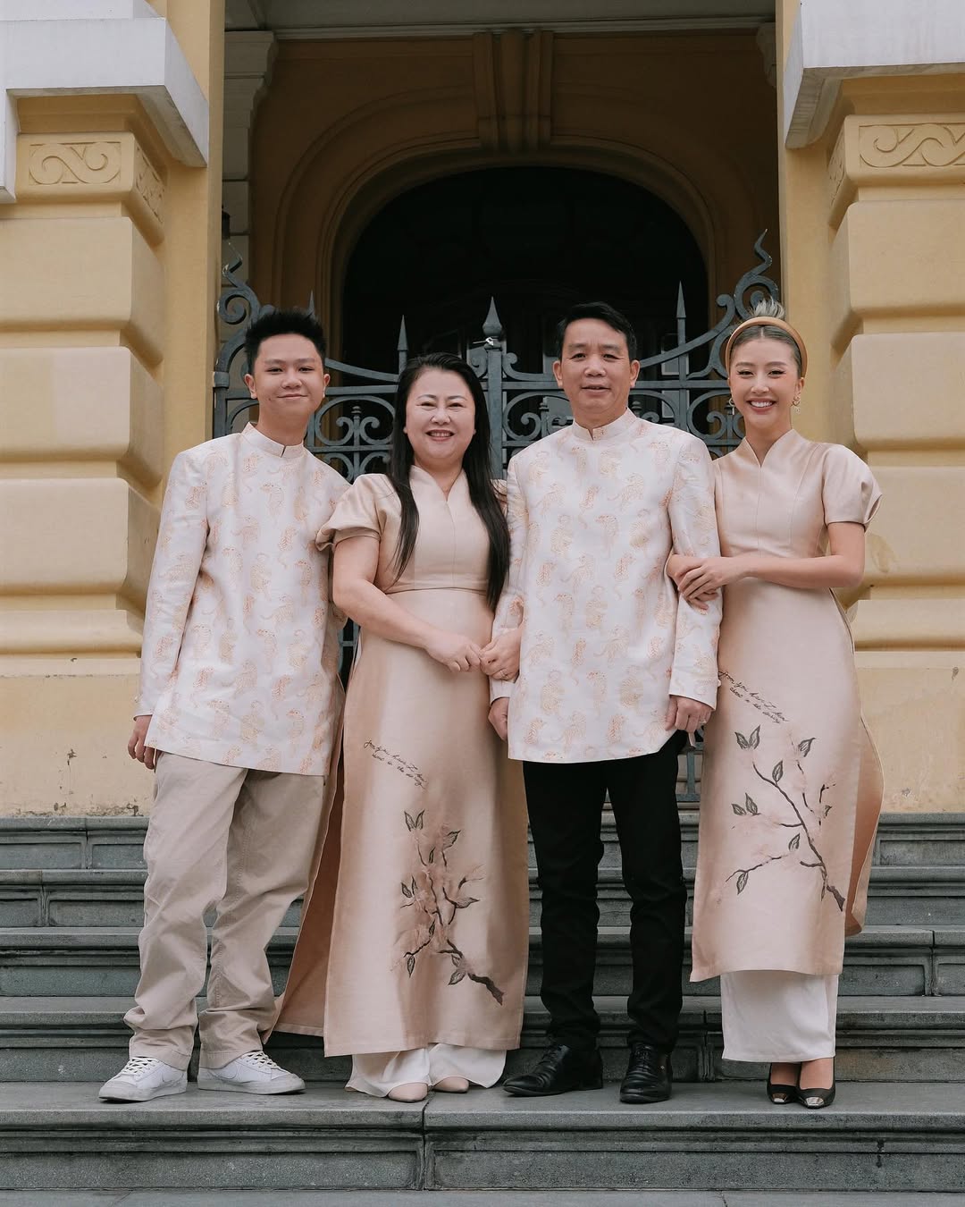 trang phục Tết 2022 gia đình quỳnh anh shyn