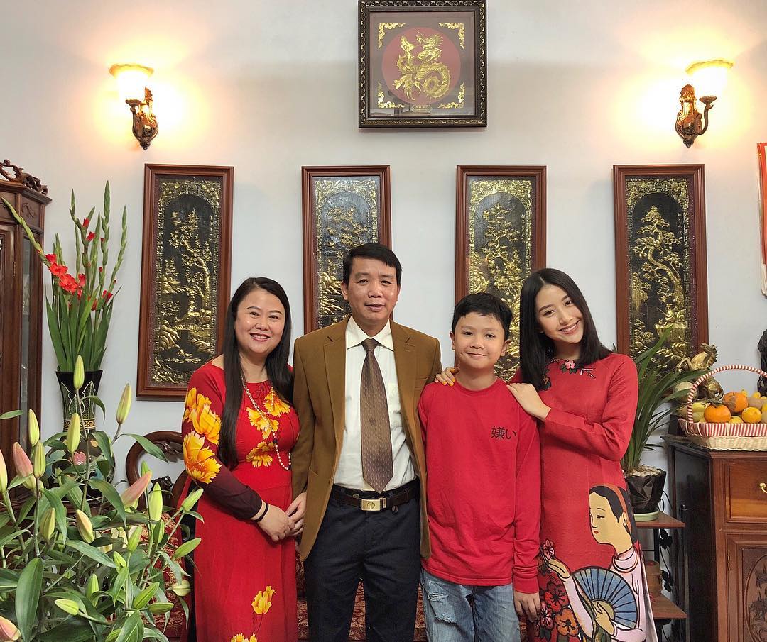 trang phục Tết 2018 màu đỏ gia đình quỳnh anh shyn