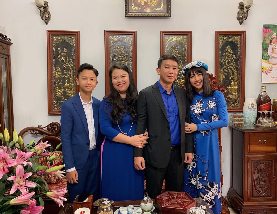 trang phục Tết 2019 gia đình quỳnh anh shyn