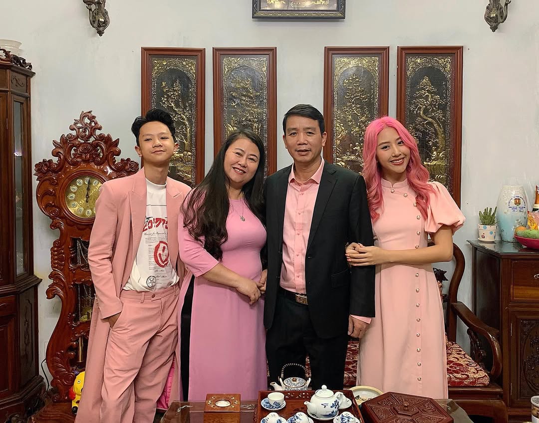 trang phục Tết 2020 màu hồng gia đình quỳnh anh shyn