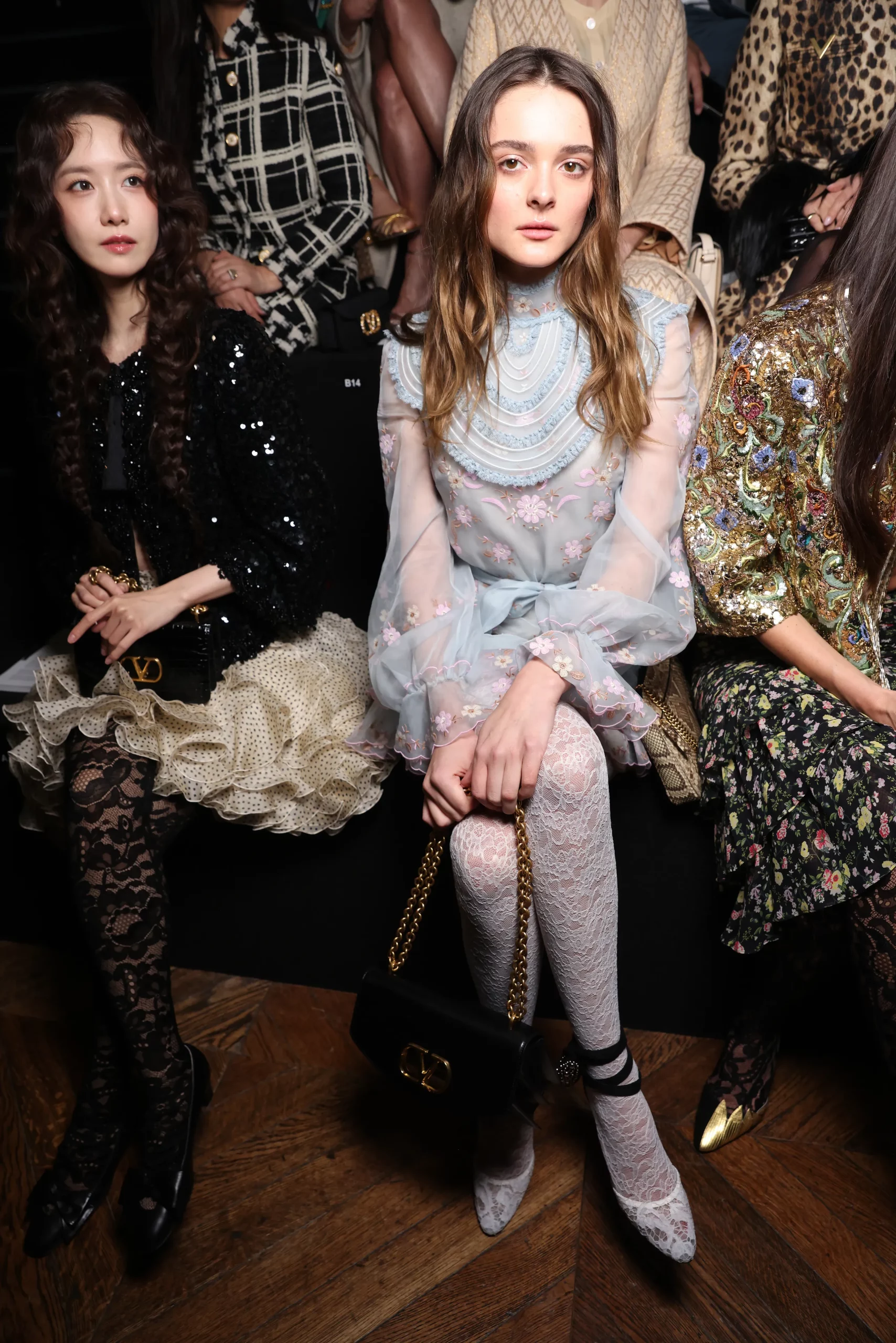 thời trang Charlotte Lawrence tại show Valentino