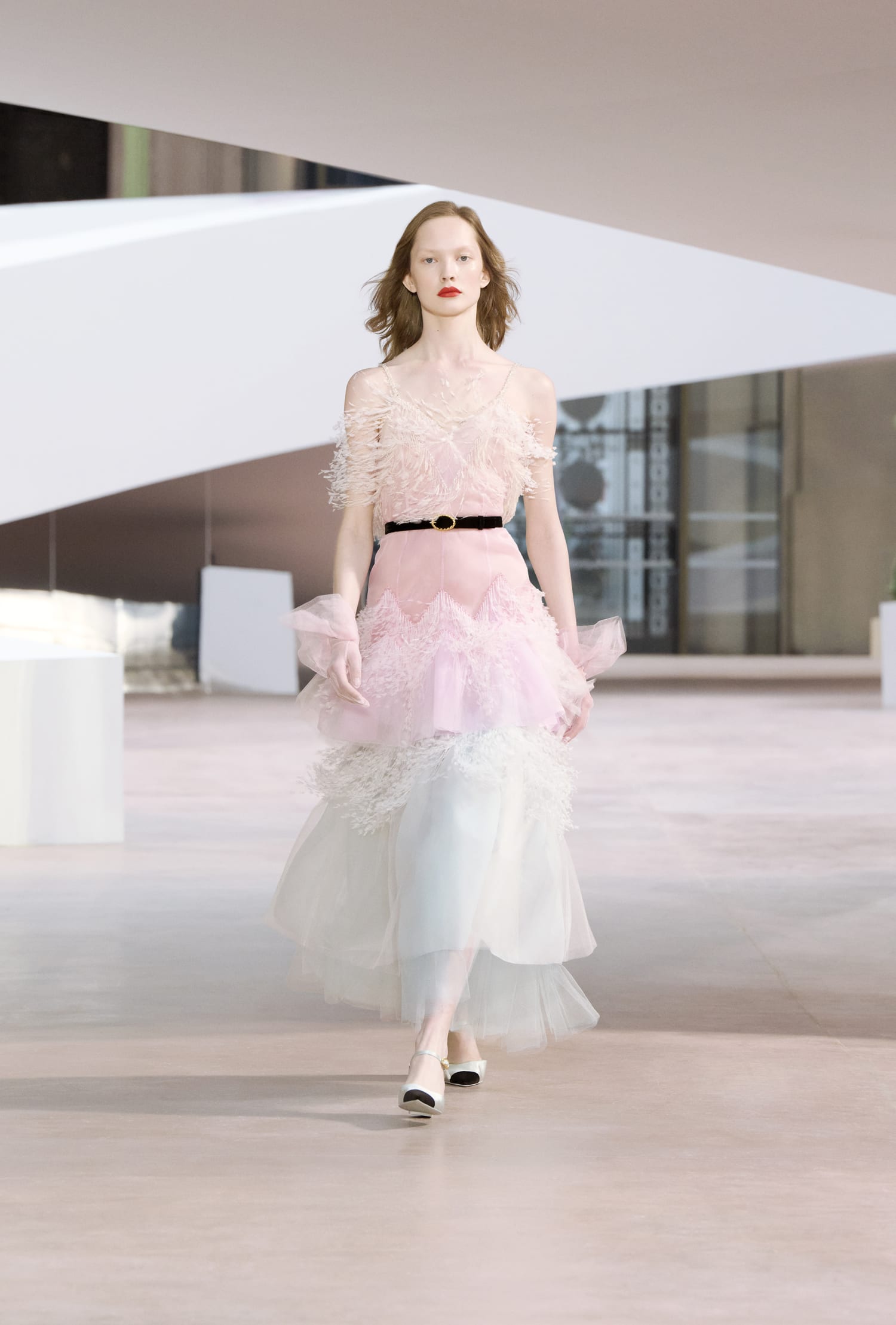 Thiết kế màu pastel hồng lông vũ chanel