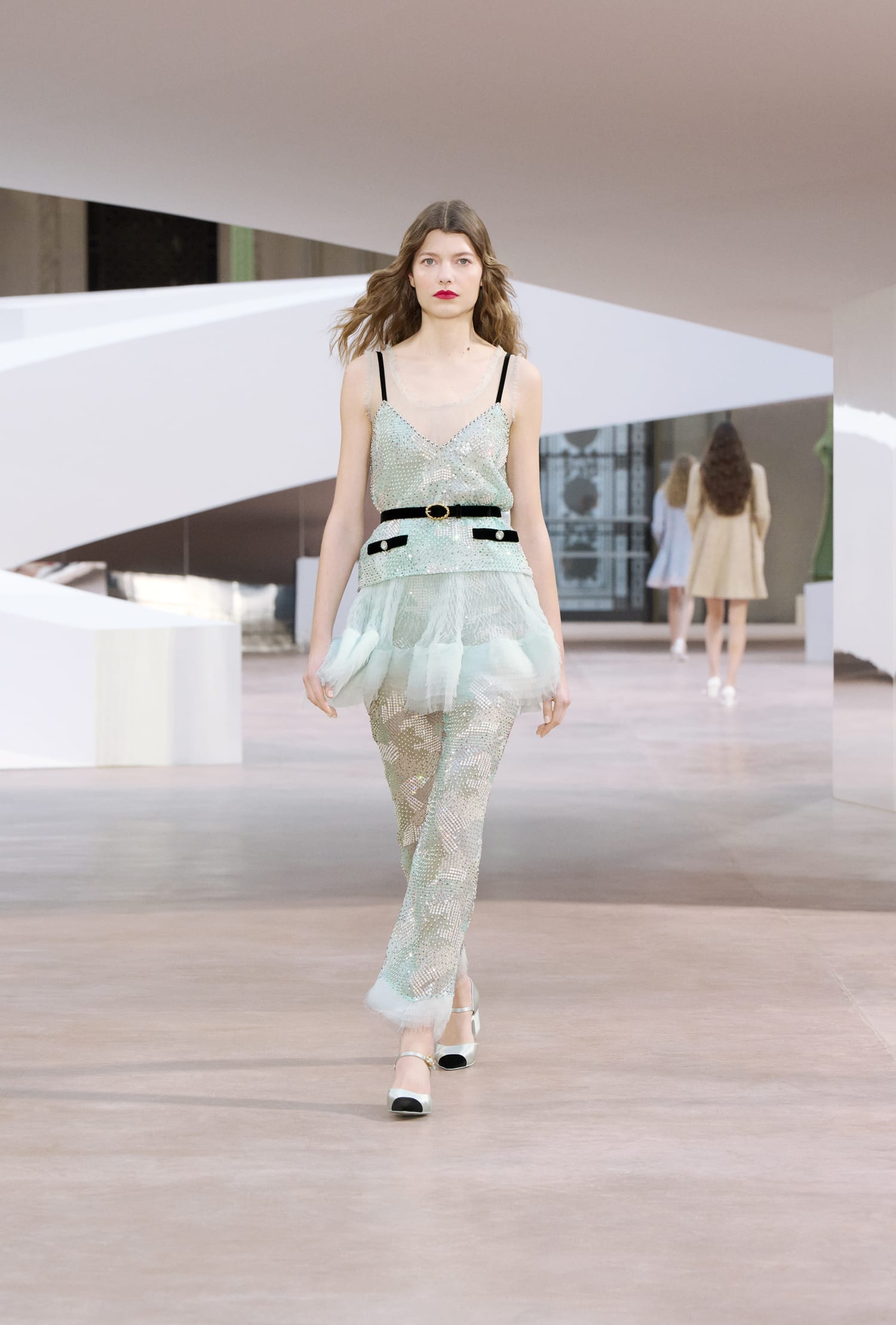 Đầm hai dây bằng ren chanel
