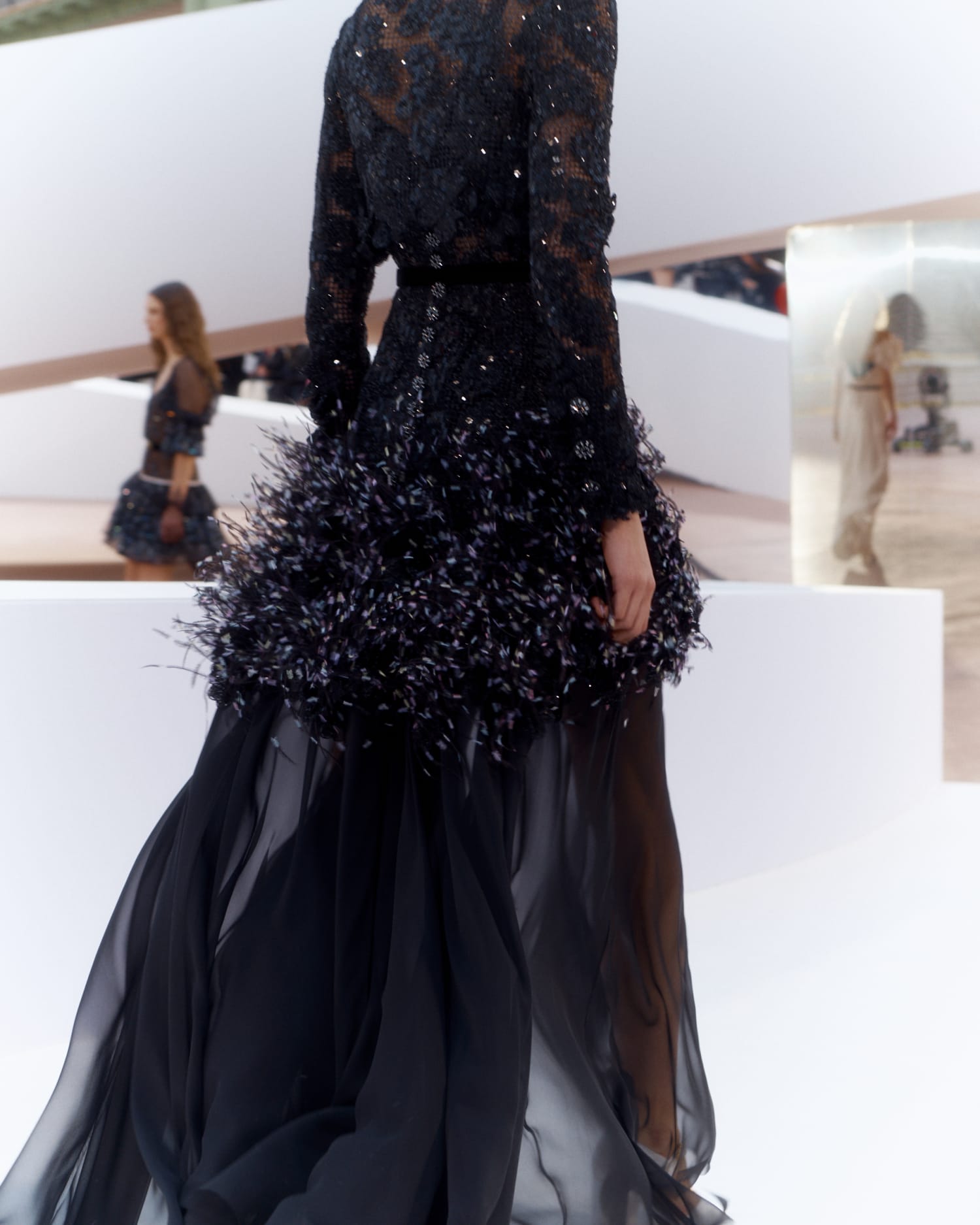 đầm tua rua đen chanel
