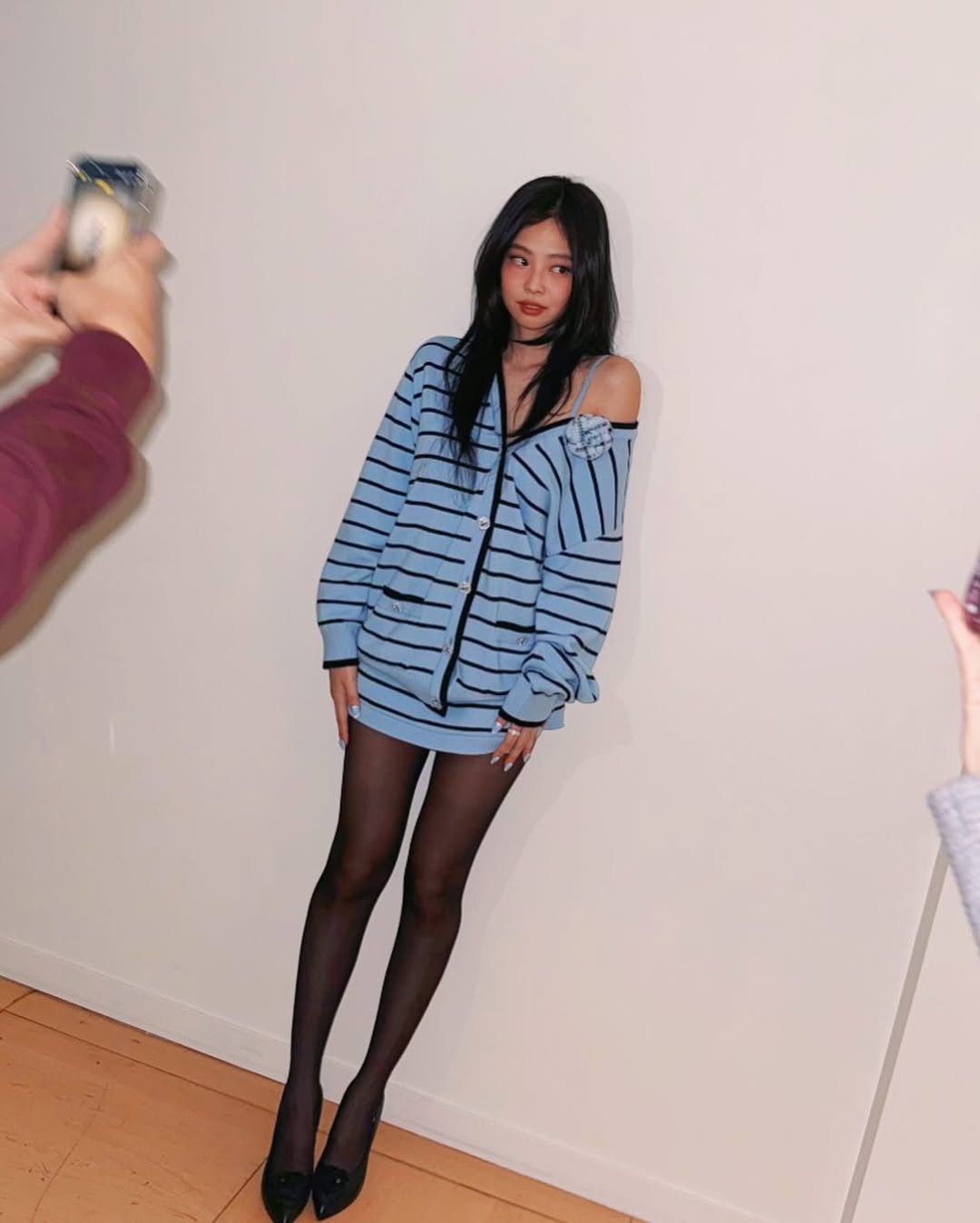 cardigan kẻ sọc ngang trễ vai jennie