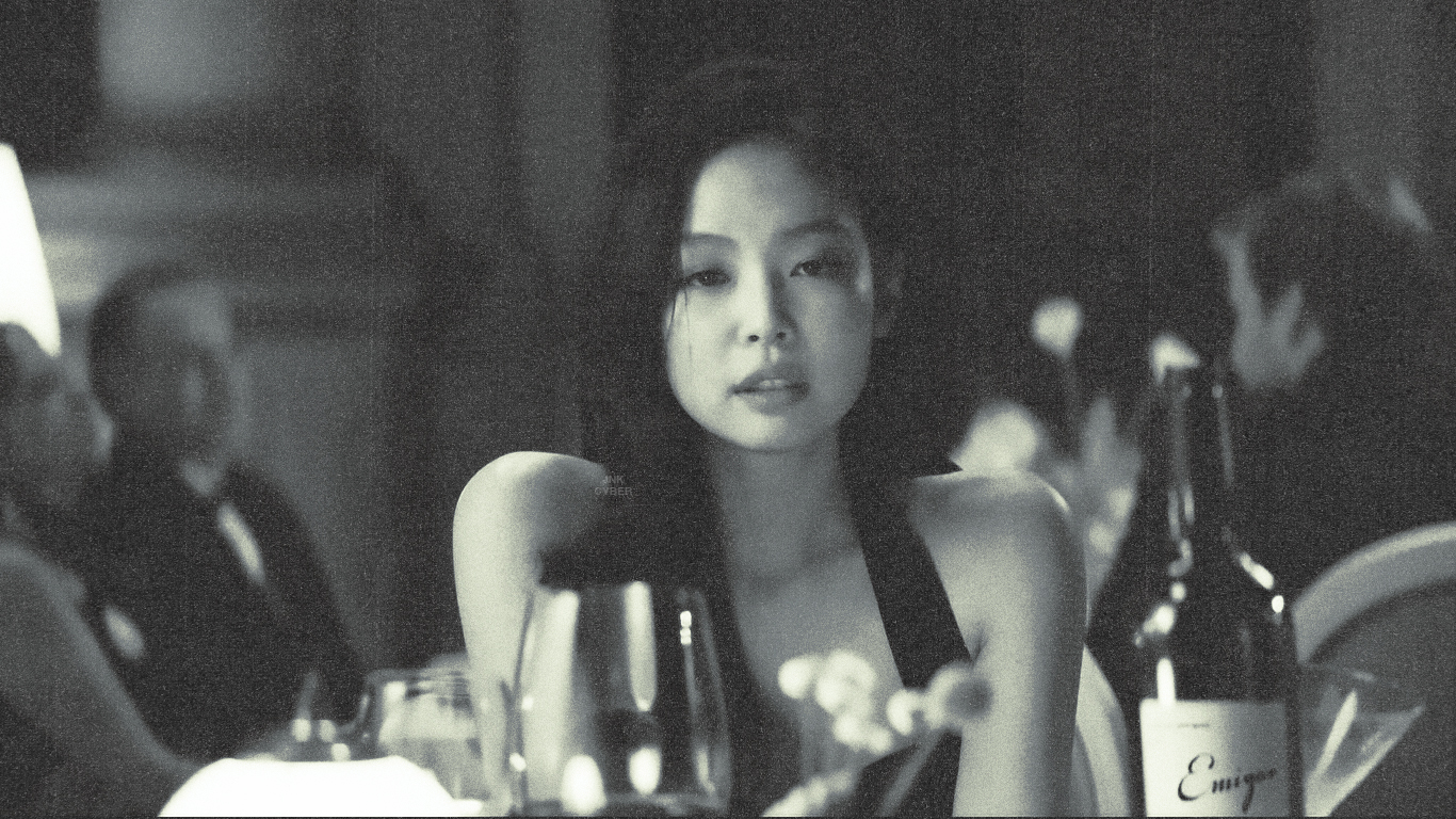 Jennie diện đầm cổ yếm