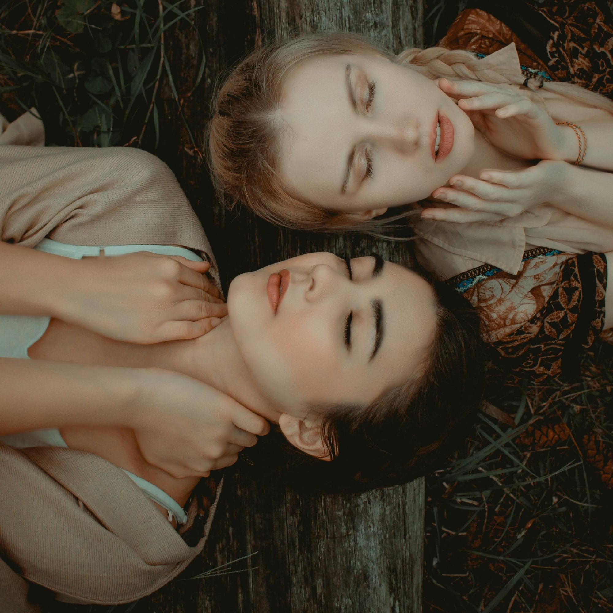 hai cô gái mắc kẹt trong tình bạn độc hại