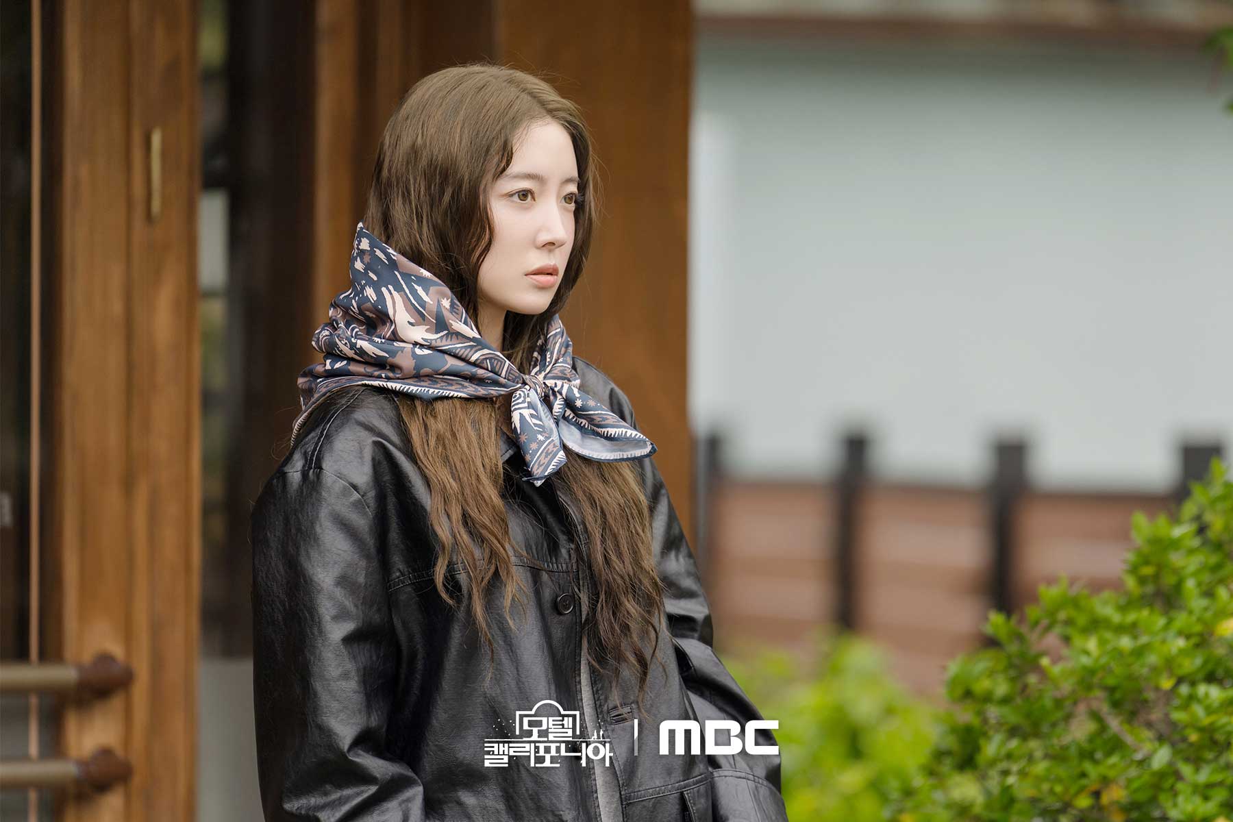 áo khoác da Lee So Young từ Motel California