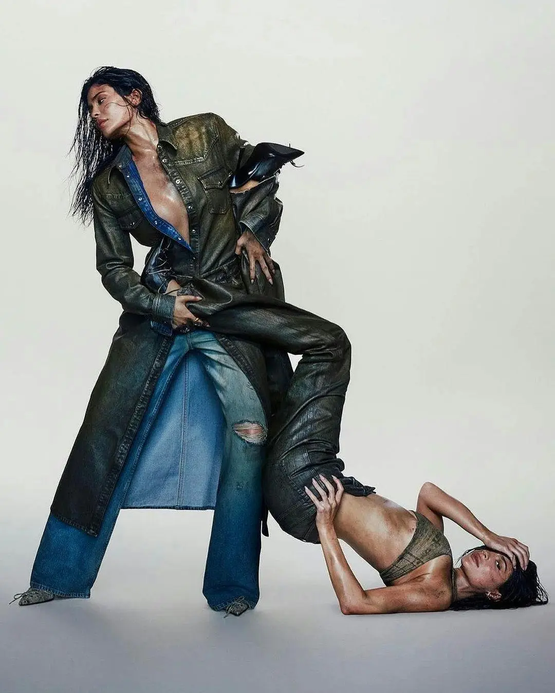 Kylie Jenner diện quần jean quảng bá cho thương hiệu Acne Studios