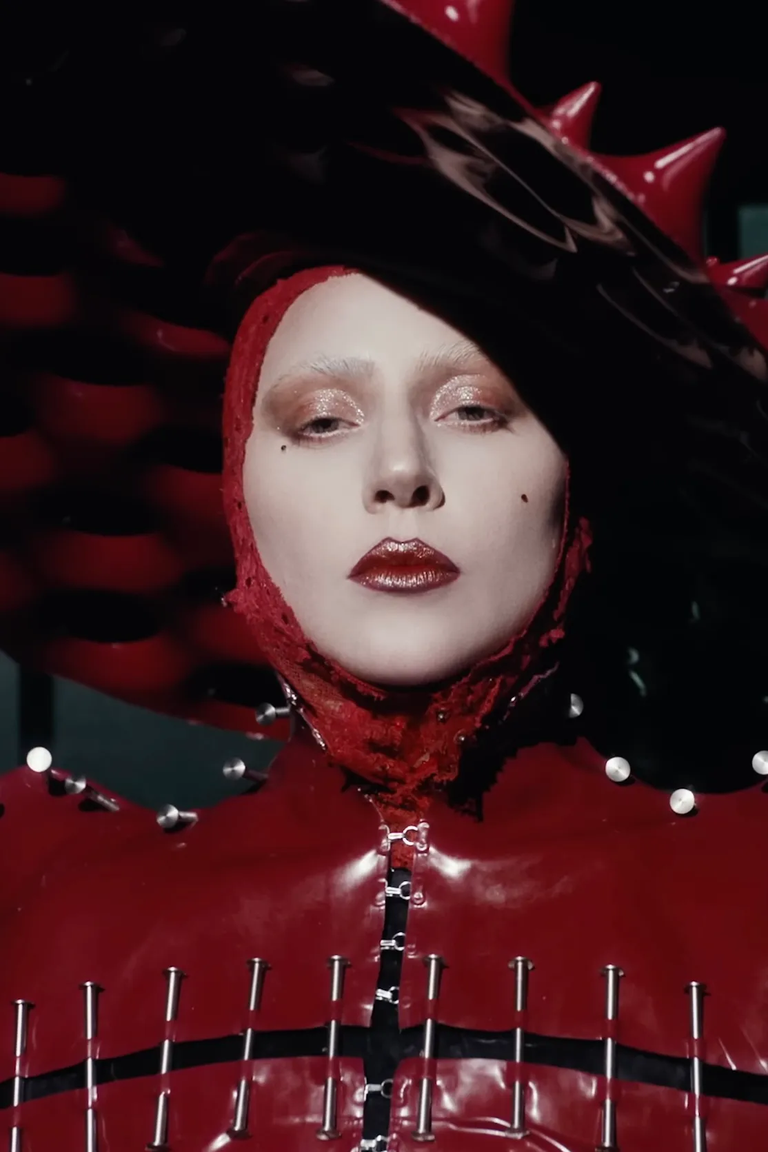 trang phục da đỏ lady gaga
