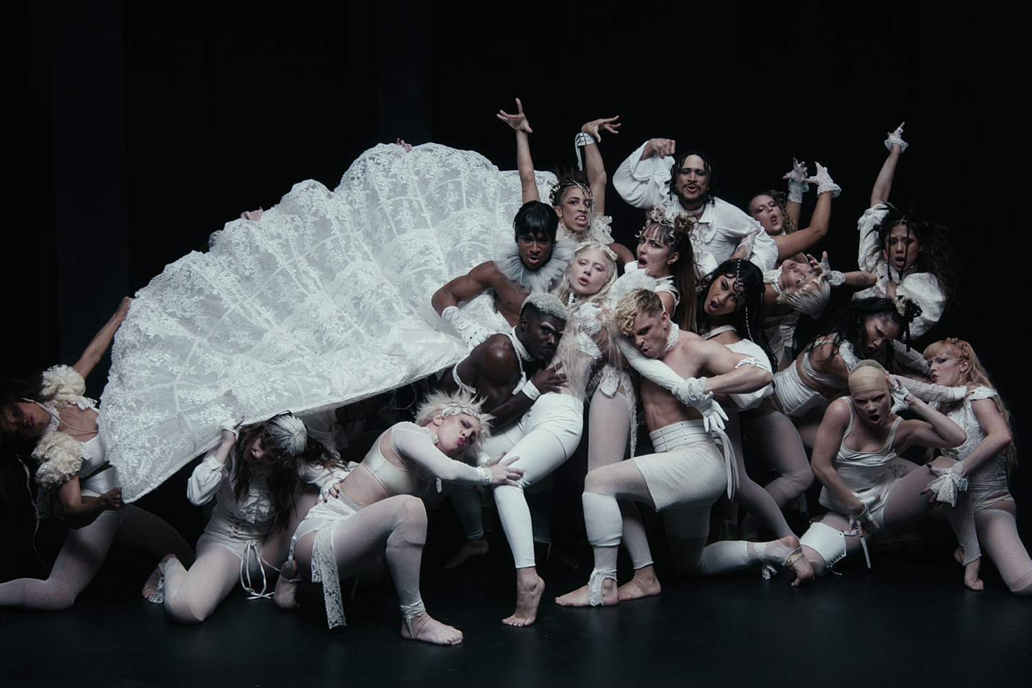 thiết kế đầm xoè trắng lady gaga