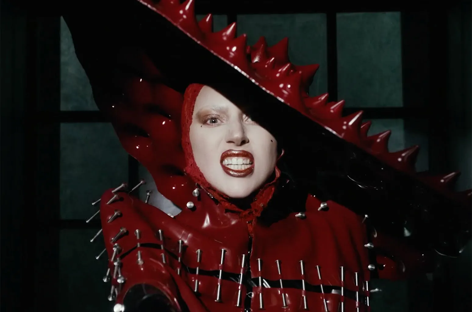 Thời trang lady gaga trong Abracadabra