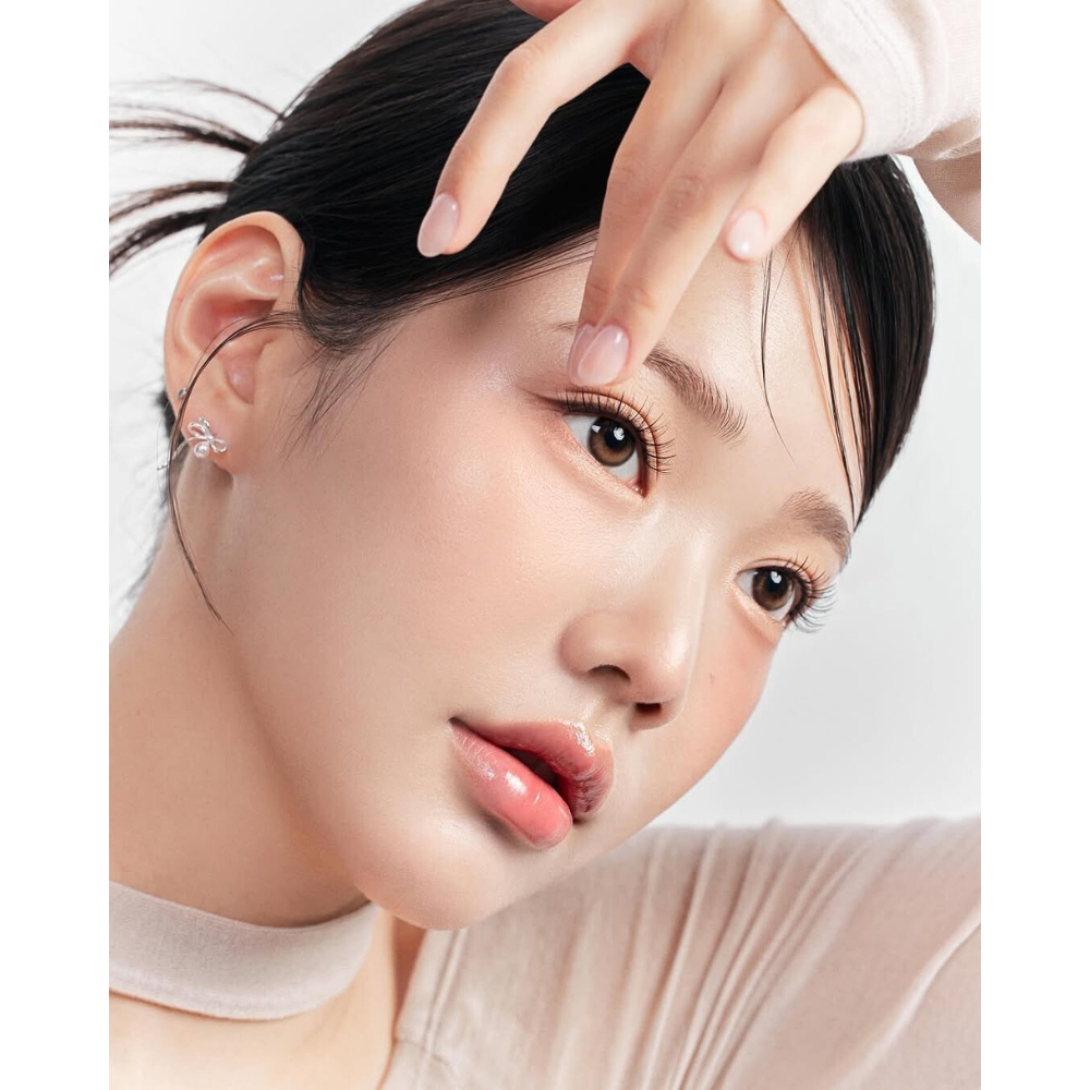 Cô gái chạm tay lên phần lông mi.