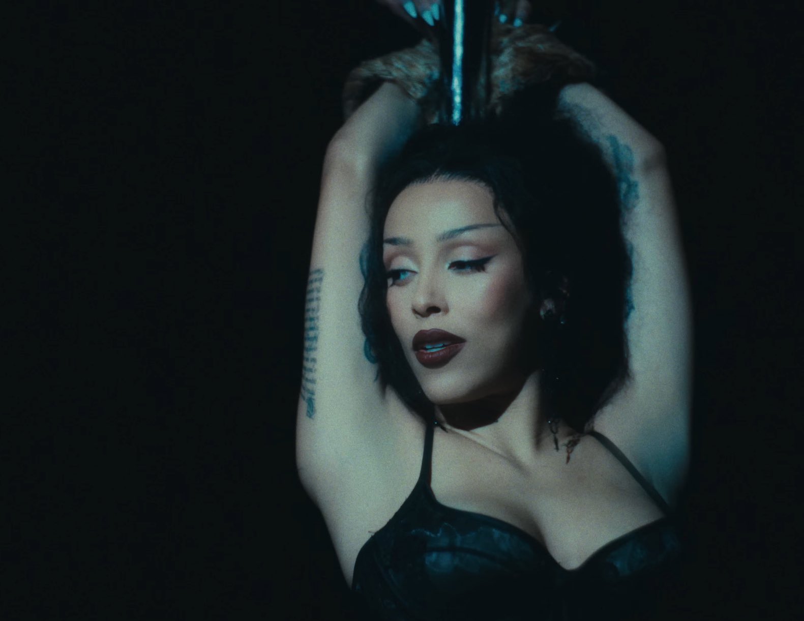MV lisa born again doja cat diện bodysuit