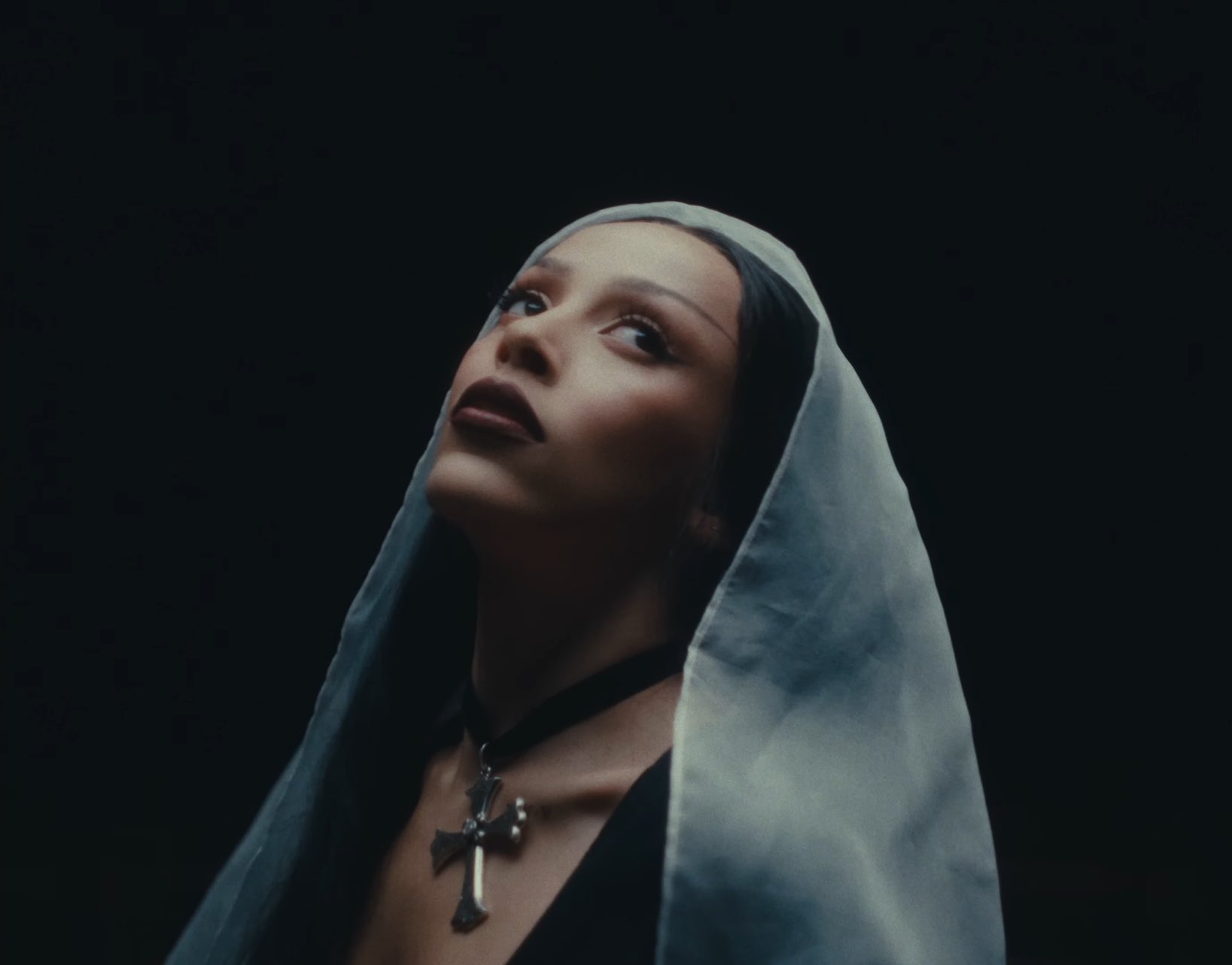doja cat đội khăn trắng trong MV lisa